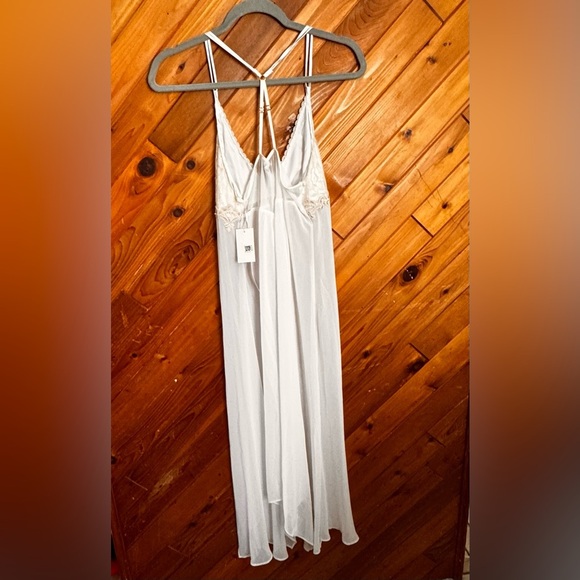 Línea Donatella Keepsake Lace Nightgown - Picture 4 of 7